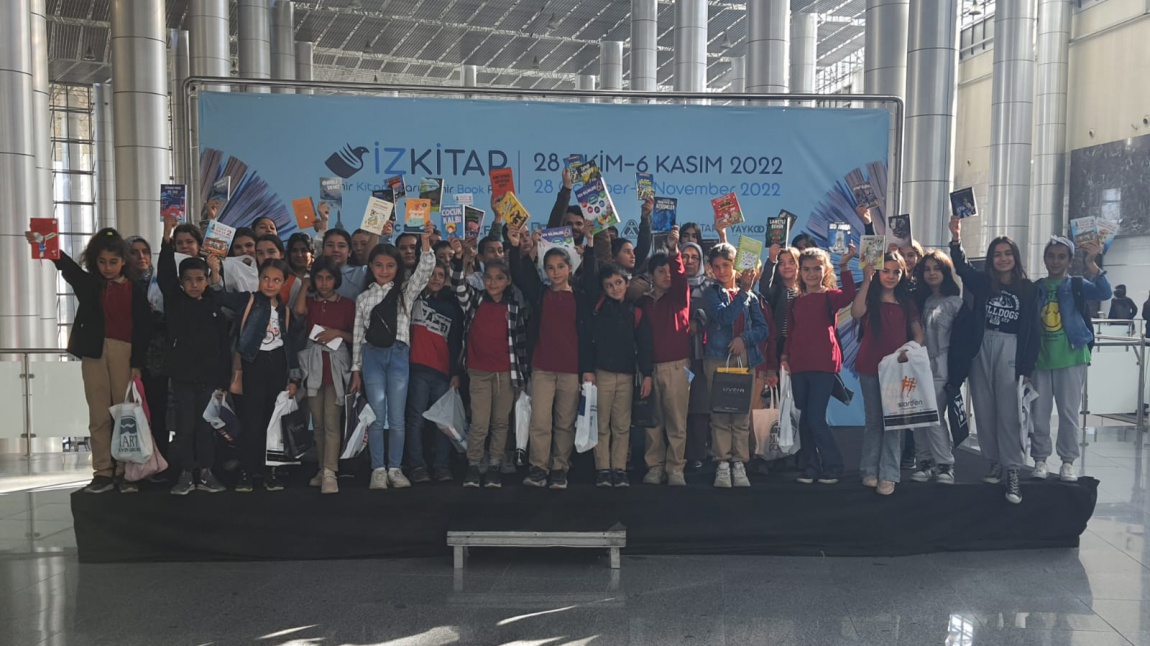 Öğrencilerimiz İzmir Kitap Fuarını Ziyaret Etti